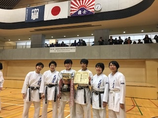 女子団体で初優勝した光明学園相模原高校のメンバー