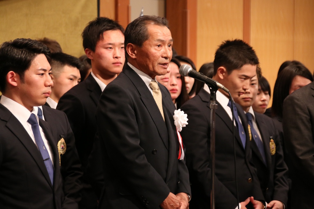 御礼を述べる体育学部教授で空手道部の角田直也部長