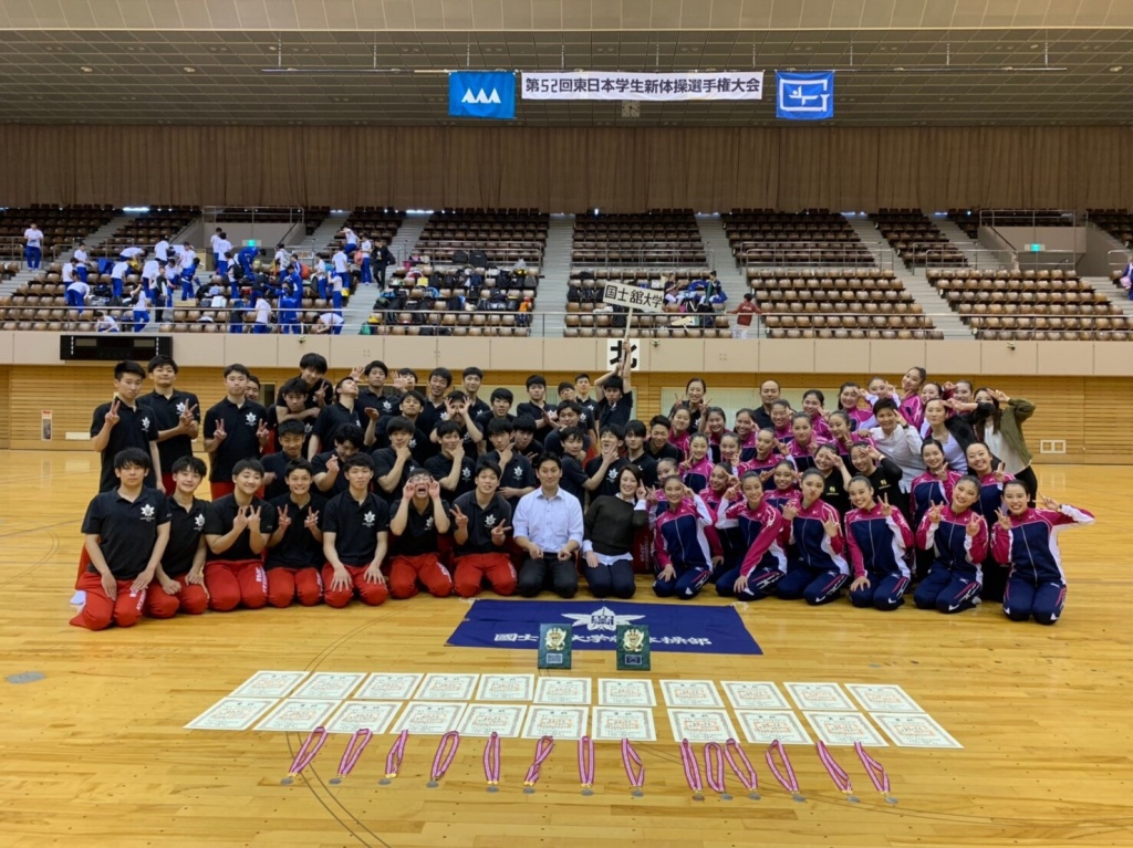 男女揃って本学新体操部の記念撮影