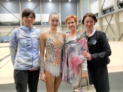 記念撮影をする皆川選手(左から2人目)と山本里佳監督(右端)