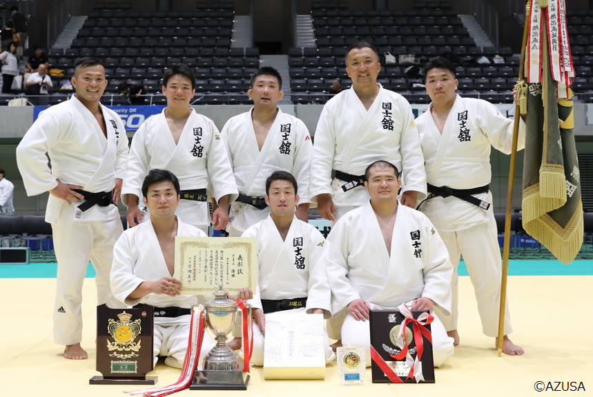 優勝した国士舘大学柔道クラブの選手（後列左から：釘丸太一、石井康太、吉永慎也、鈴木桂治、出水隼人 ／ 前列左から：成田泰崇、磯田範仁、井上貴博（敬称略））