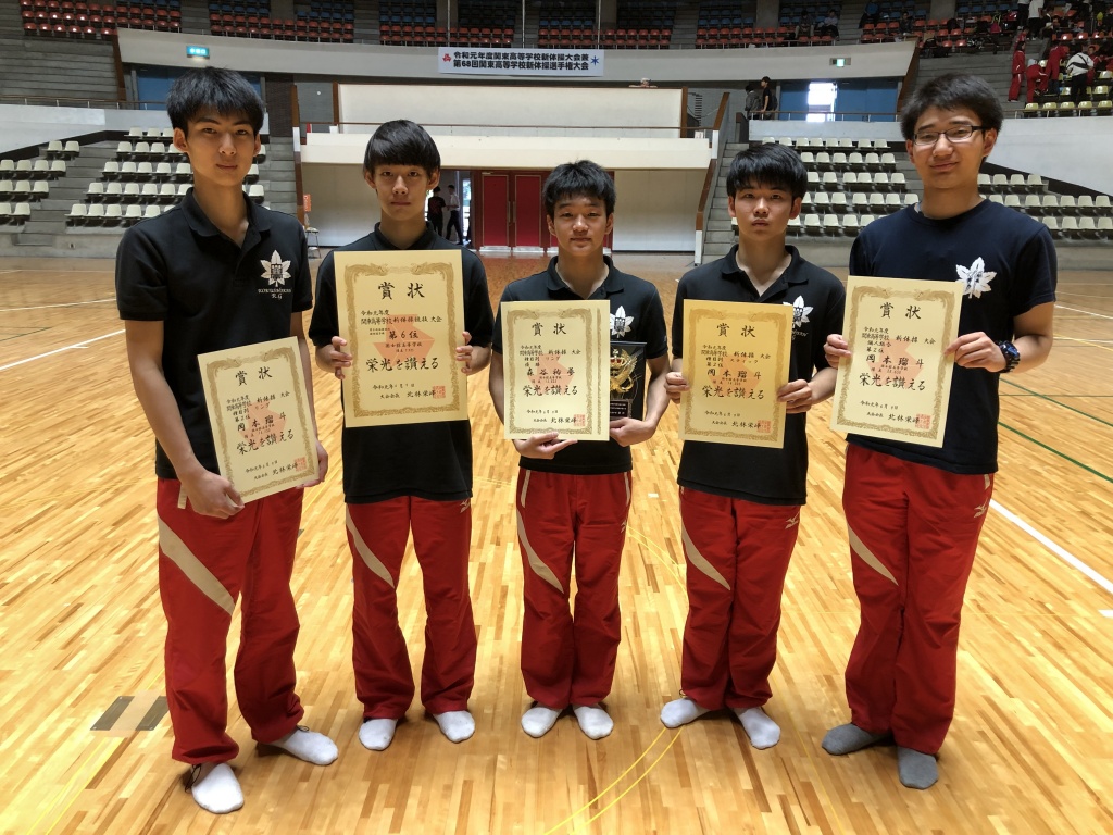 個人総合で優勝した森谷選手(中央)と岡本選手(右から2人目)