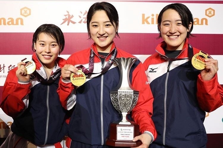 金メダルを掲げて記念撮影に応じる本学女子チーム