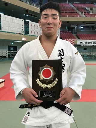 全日本学生体重別選手権で優勝しトロフィーを掲げる友清選手（2018年9月）