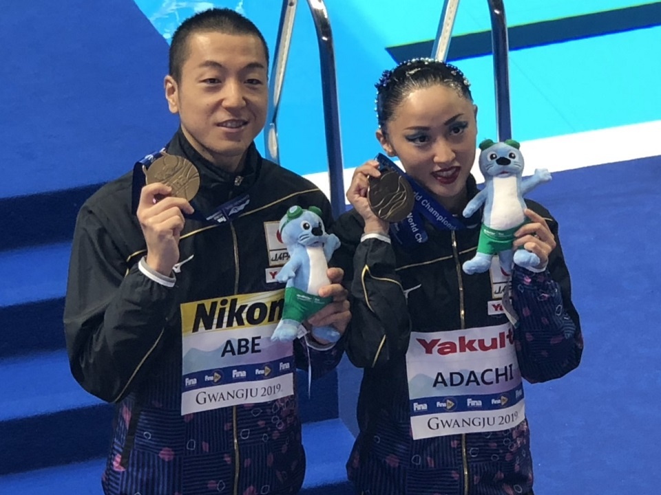 テクニカルルーティン(TR)決勝で3位に入賞し銅メダルを手にする足立選手(右)と安部選手