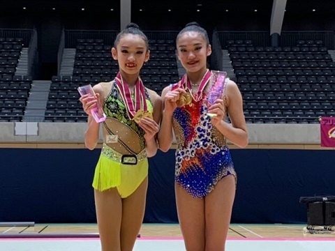 個人総合優勝を果たしメダルを掲げる喜田選手（右）