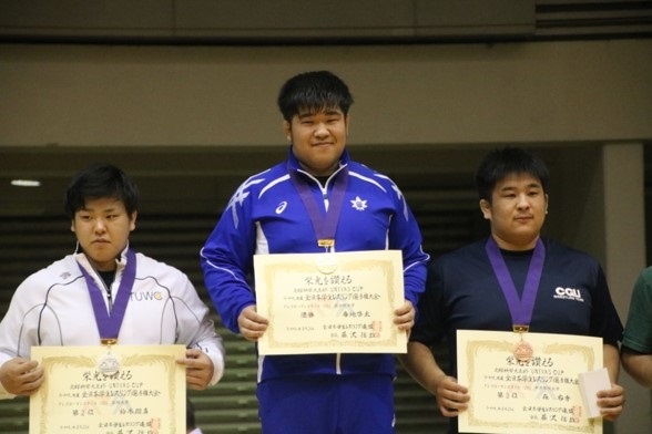グレコローマンスタイル130kg級で優勝した番地選手（中央）