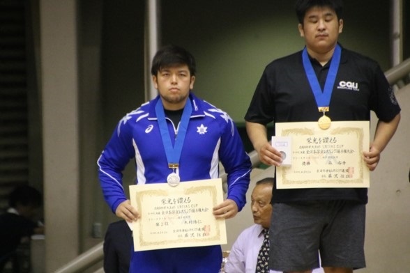 フリースタイル125kg級で準優勝の木村選手（左）