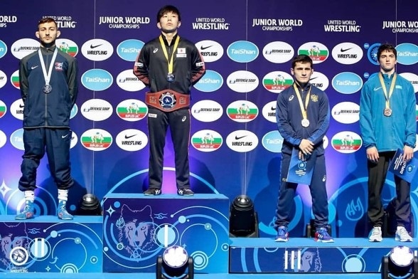 57㎏級で見事優勝を果たした阿部敏弥選手(左端から二番目)