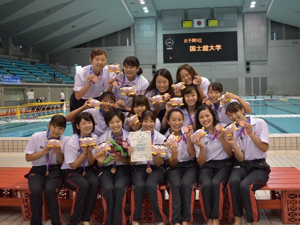 3位入賞した本学水球女子で記念撮影