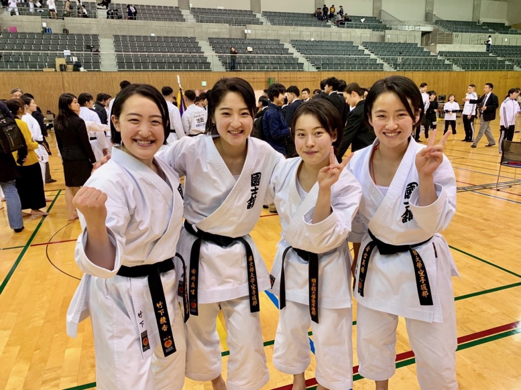 女子団体形の選手