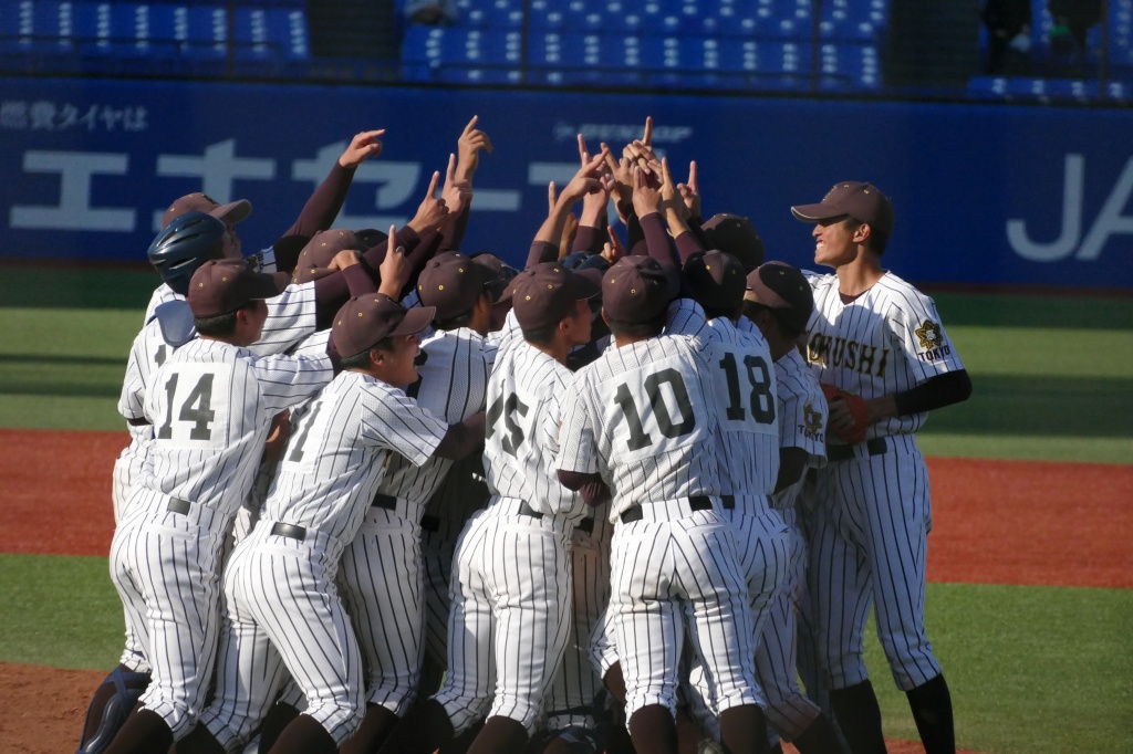 試合終了後マウンドに駆け寄る国士舘高校ナイン