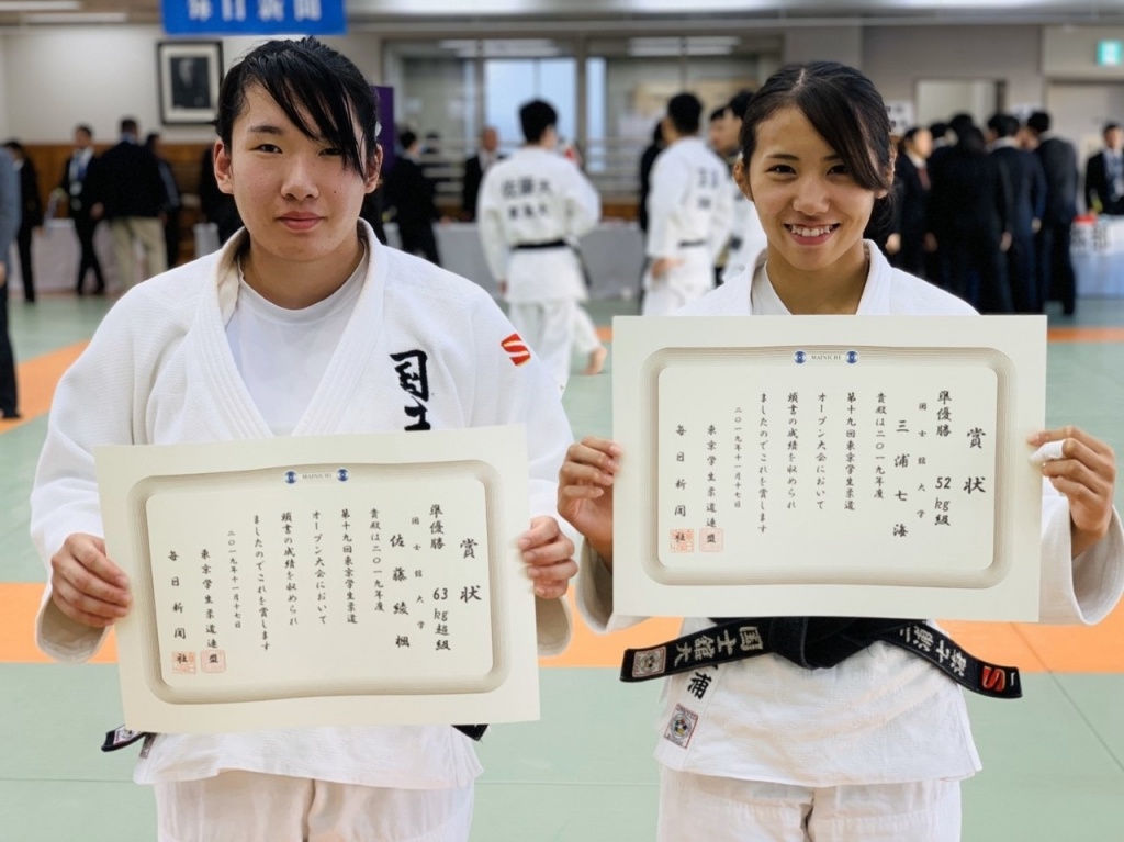 52kg級と63kg超でそれぞれ準優勝した三浦選手(右)と佐藤選手