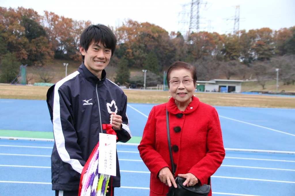 主将の鼡田選手に千羽鶴を贈呈