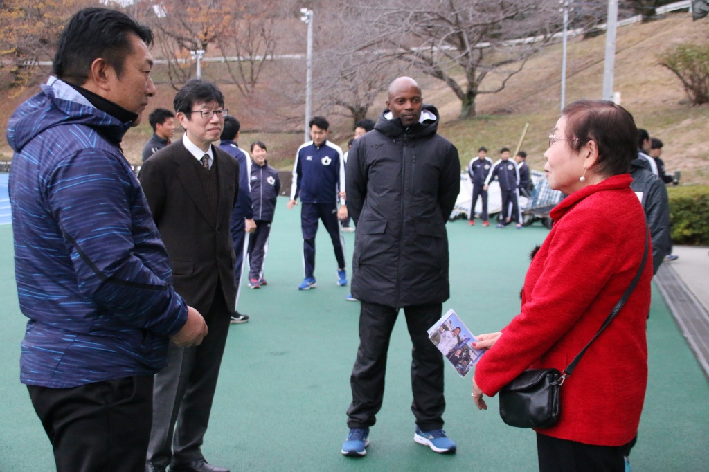 左から、岡田監督、牧部長、ジェームスコーチ