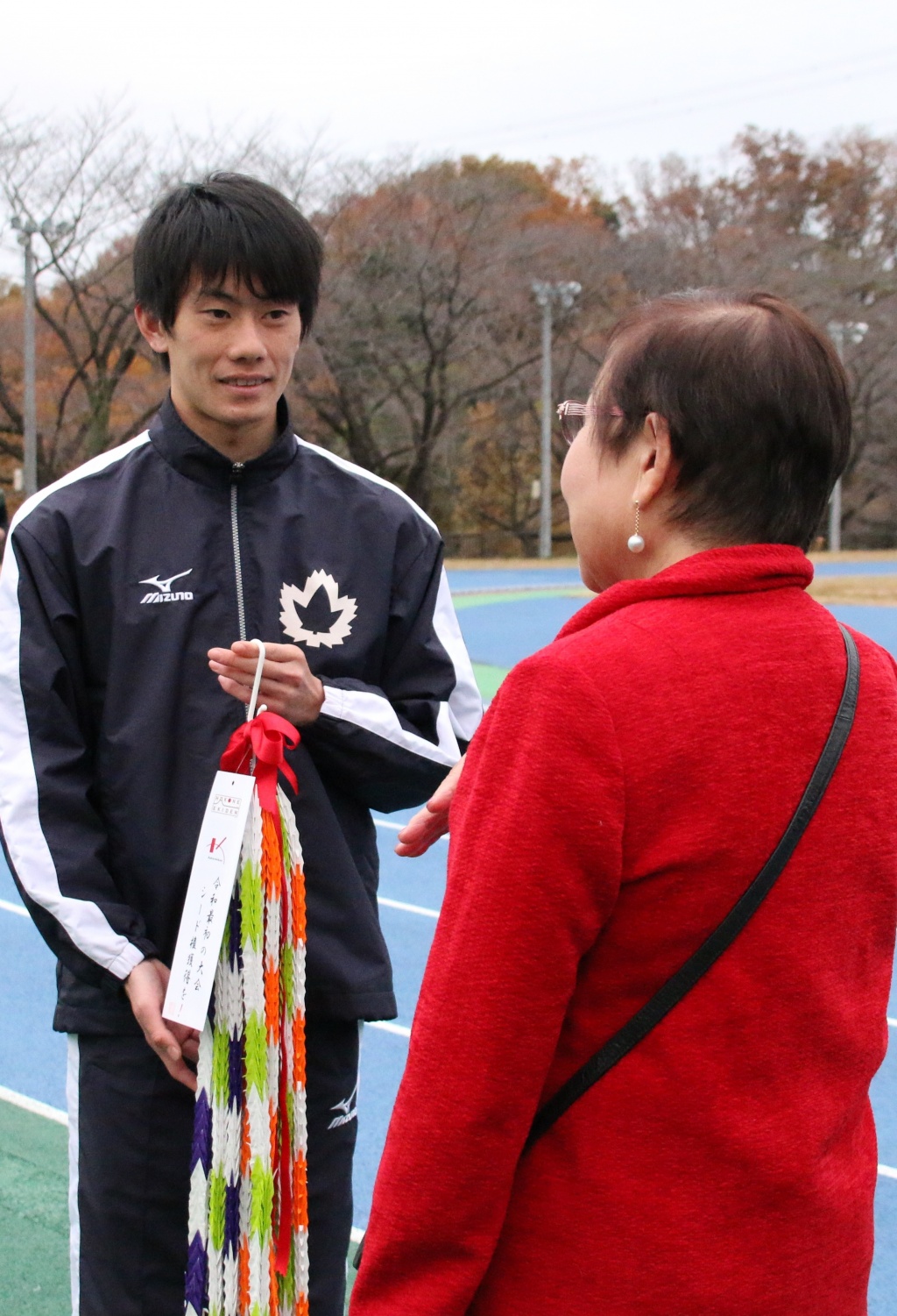 応援の言葉を受け取る鼡田選手