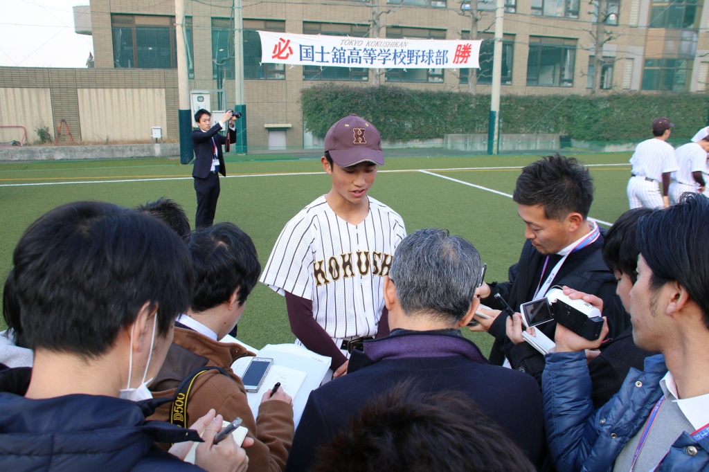 取材に応え甲子園での活躍を誓う選手ら