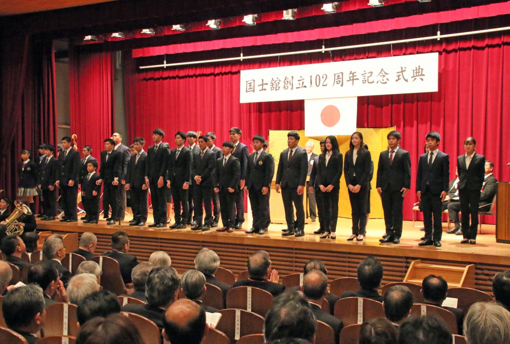 創立記念式典で行われた、全日本以上の大会で上位成績を収めた選手への表彰（友清選手は右から6人目）