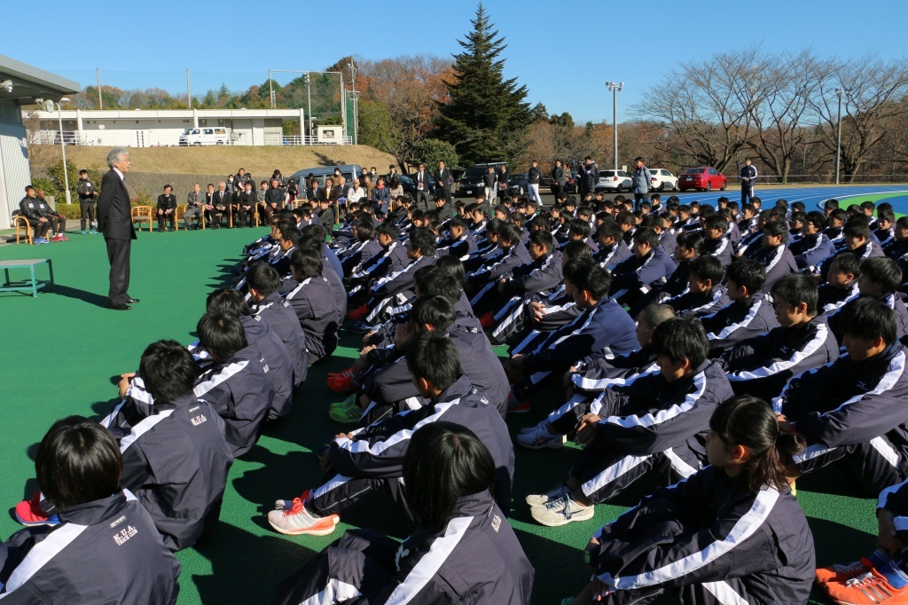 選手らを激励する大澤理事長