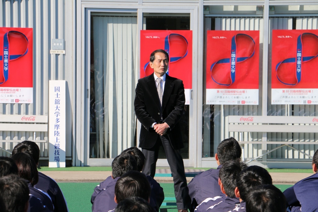 温かい励ましの言葉を送る陸上競技部後援会の山形修身会長