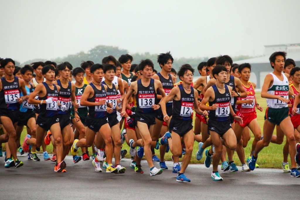 集団で走る選手たち