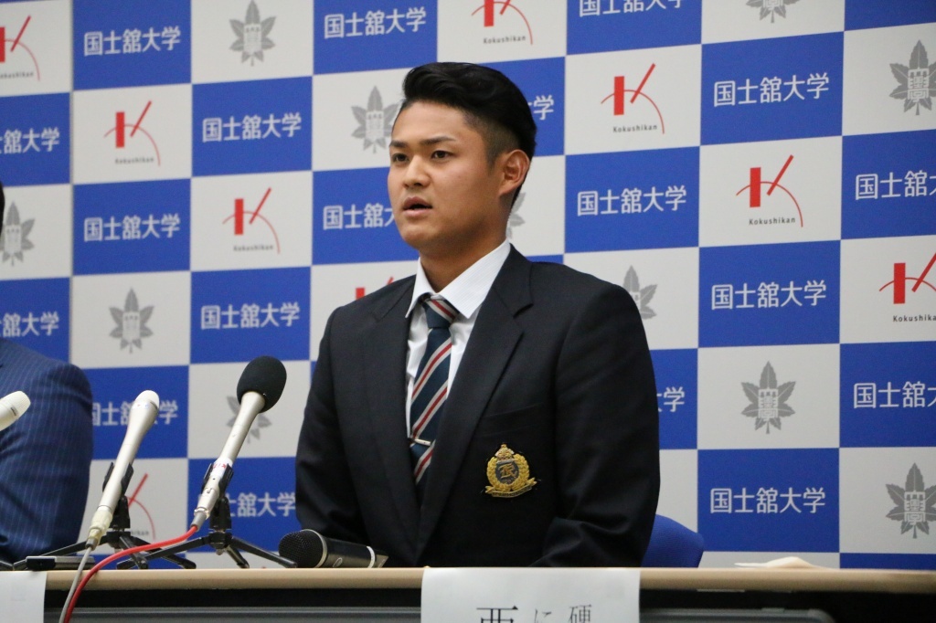 指名後の記者会見で取材陣からの質問に応じる椎野選手