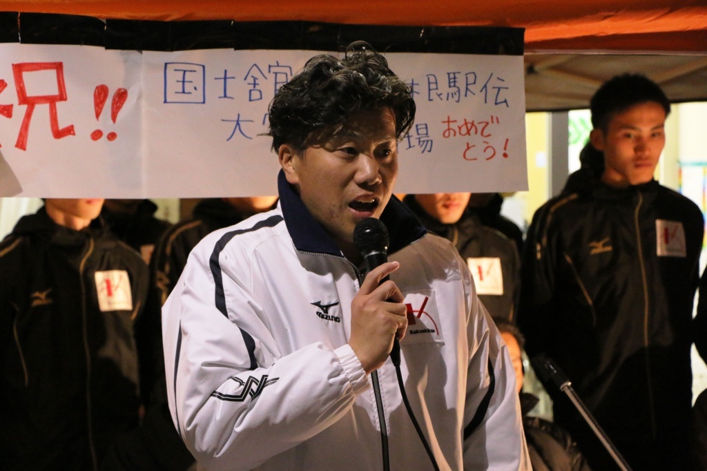謝意を述べる宮崎コーチ