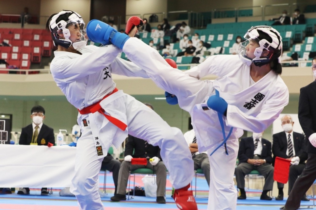 華麗な蹴り技で魅せる永井選手