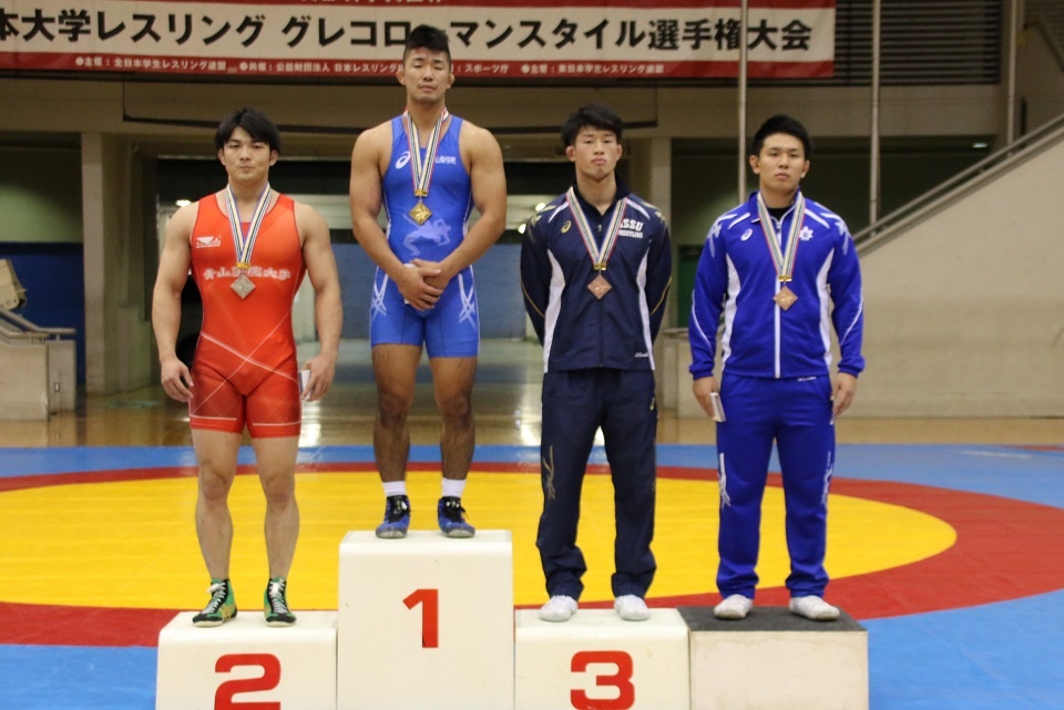 表彰台に上った吉村選手（右端）