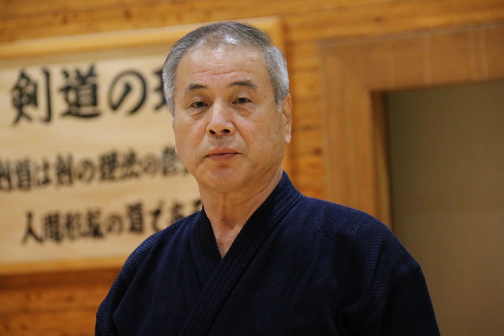 範士に選ばれた右田教授（多摩キャンパス剣道場にて）