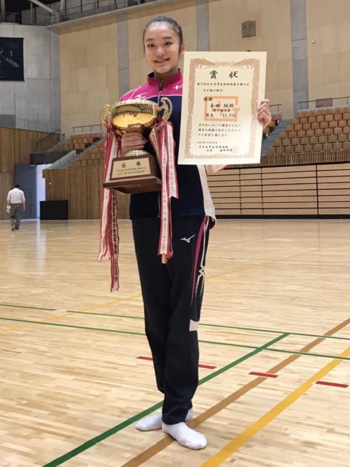 優勝し賞状を掲げる喜田選手