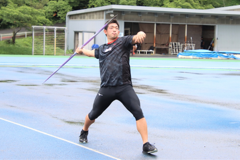 多摩キャンパス陸上競技場で練習する小南選手