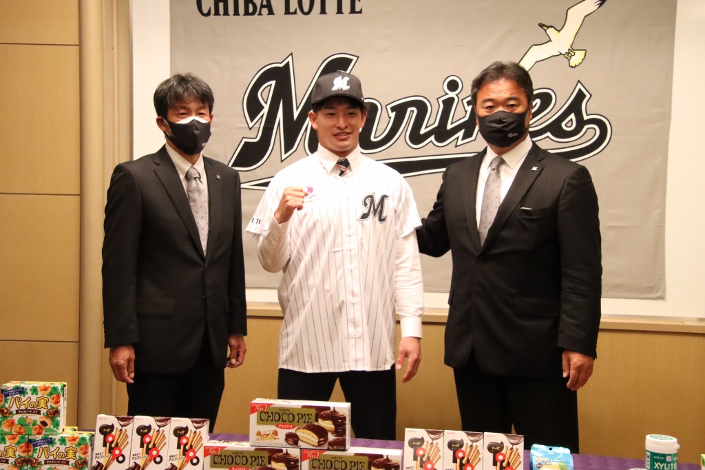 記念撮影に応じる福澤洋一担当スカウト（左）、池田選手（中央）、永野プロアマスカウト部長