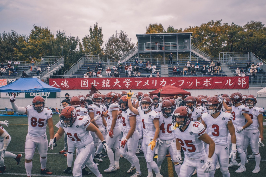 応援を背に試合に臨む部員ら