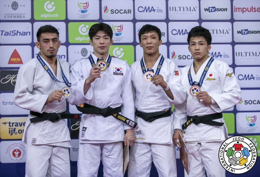 表彰台に上がりメダルを手にする中村選手（右）