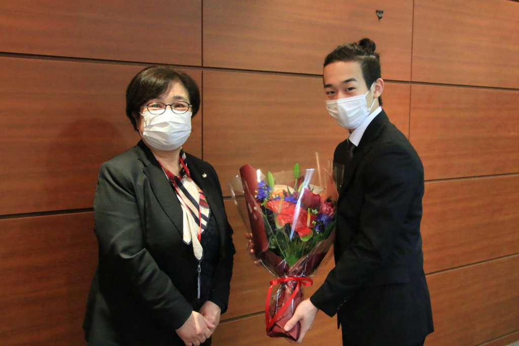 岡田元子学生部事務部長からは記念の花束が手渡された