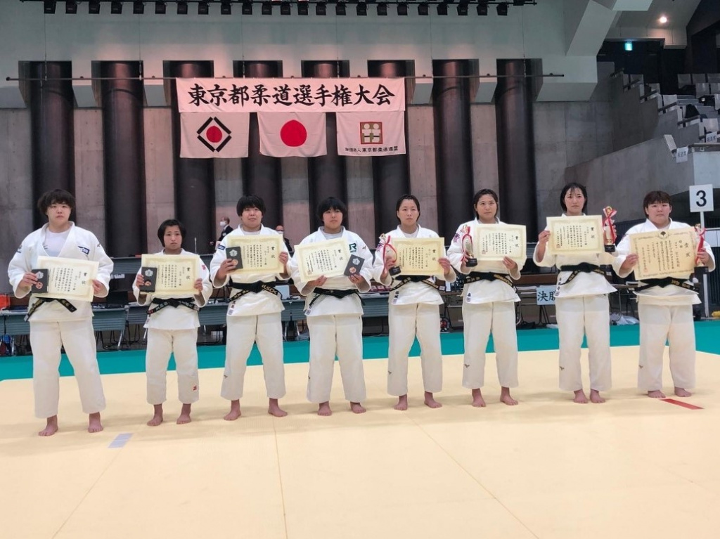 皇后杯全日本女子柔道選手権大会出場選手（佐藤選手は左から2人目）