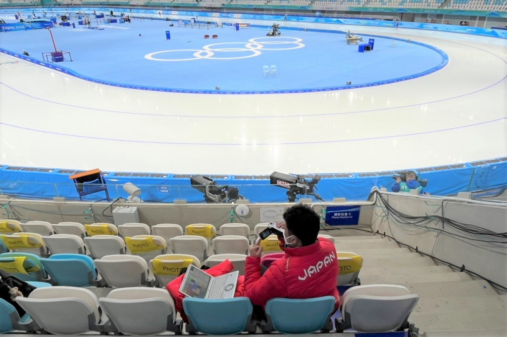 北京五輪会場。選手の練習での滑走を撮影し、選手本人がすぐに確認できるようクラウドに上げる