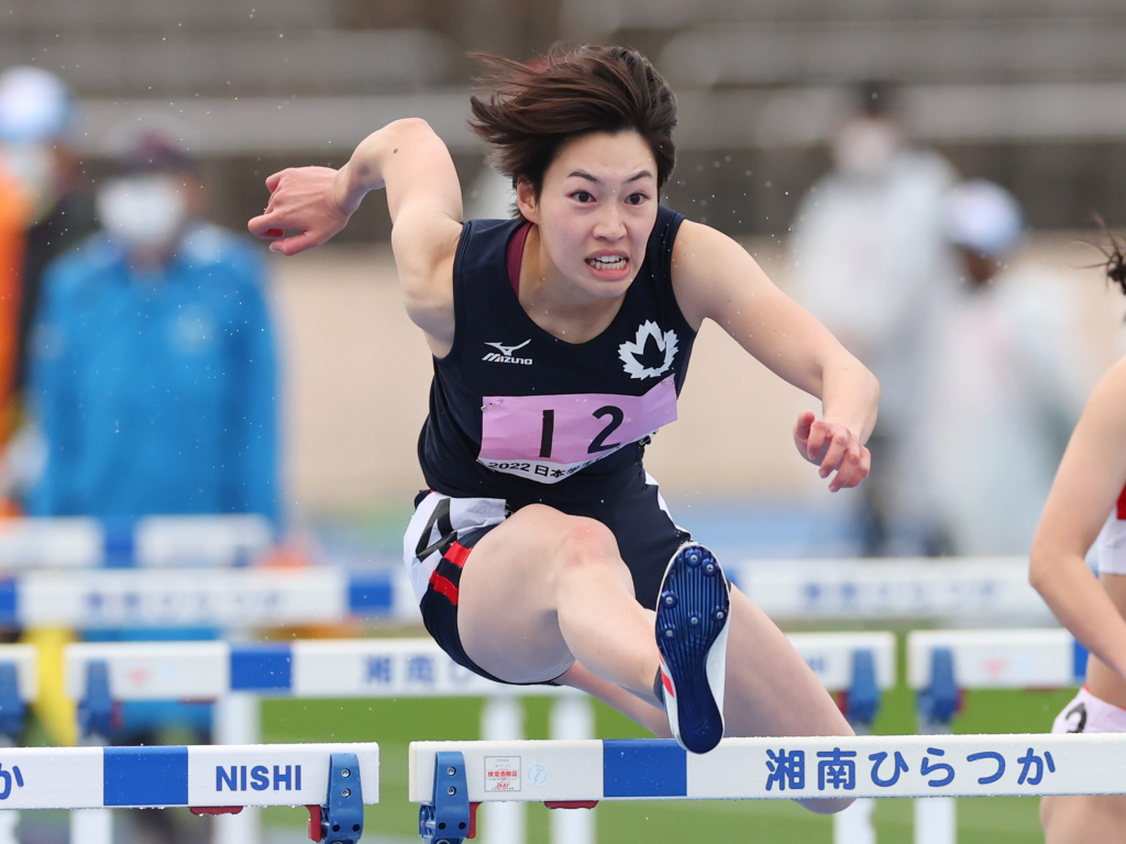 力強いハードリングで連覇を果たした玉置選手=アフロ提供