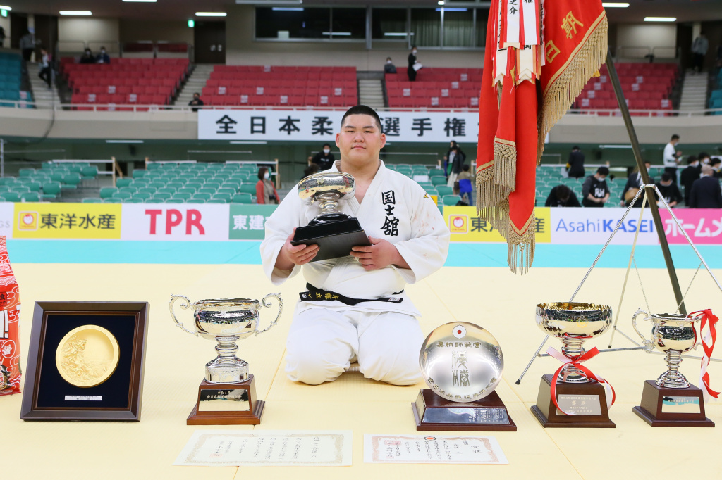 賞状や優勝トロフィーと共に
