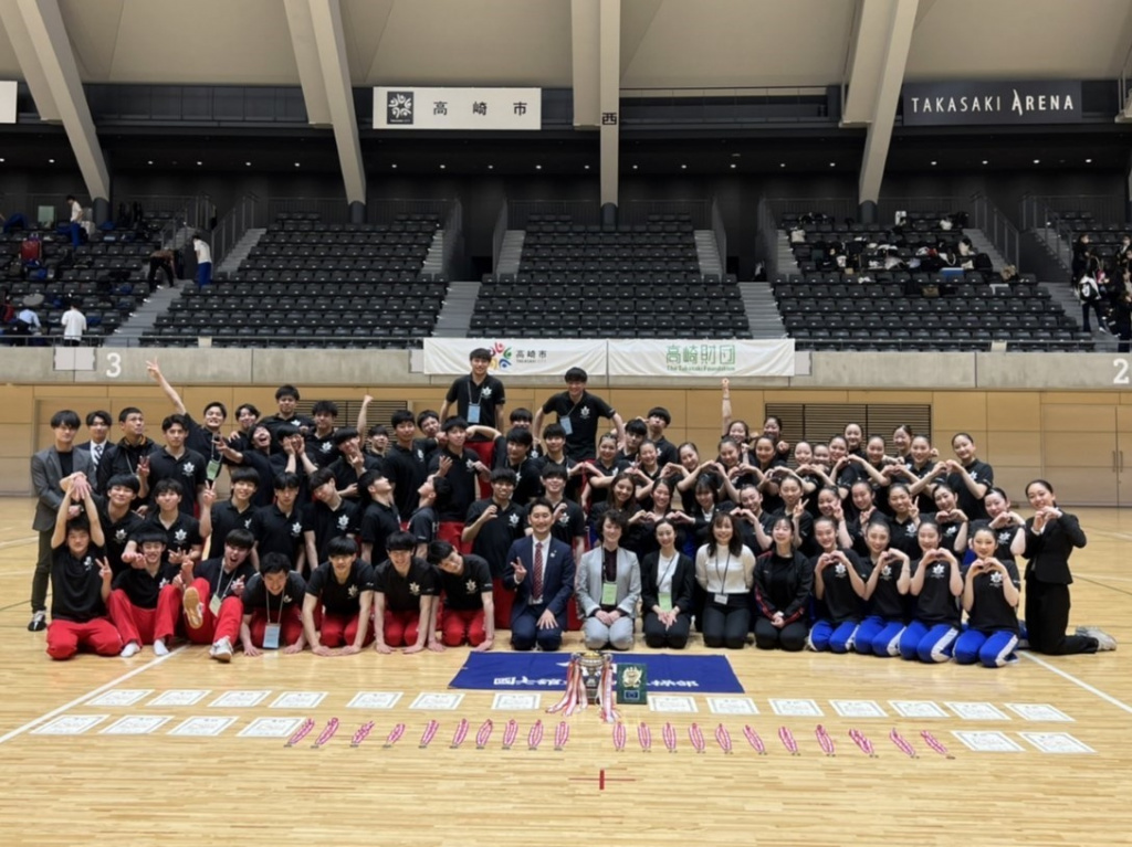 女子新体操部とともに記念撮影