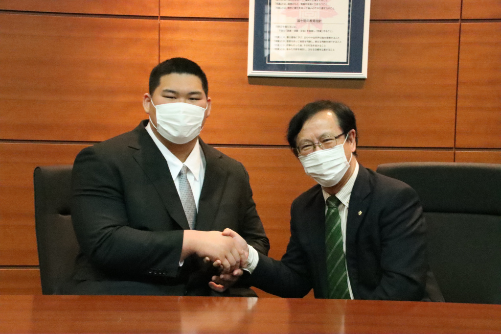 歓談後、握手を交わす斉藤選手と佐藤学長