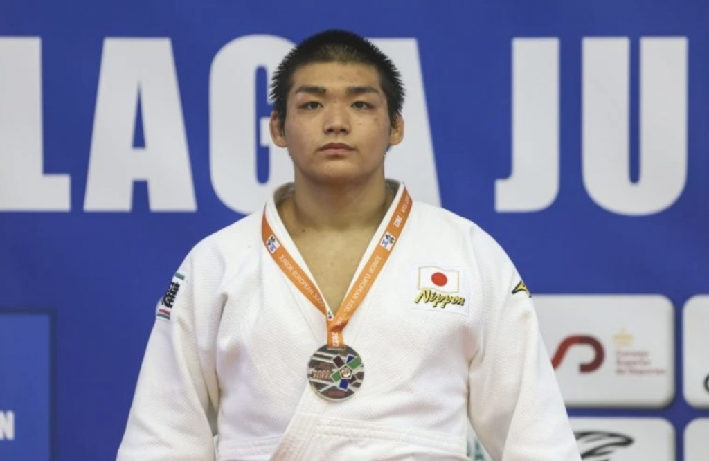90㎏級で準優勝を果たしメダルをかける岡田選手