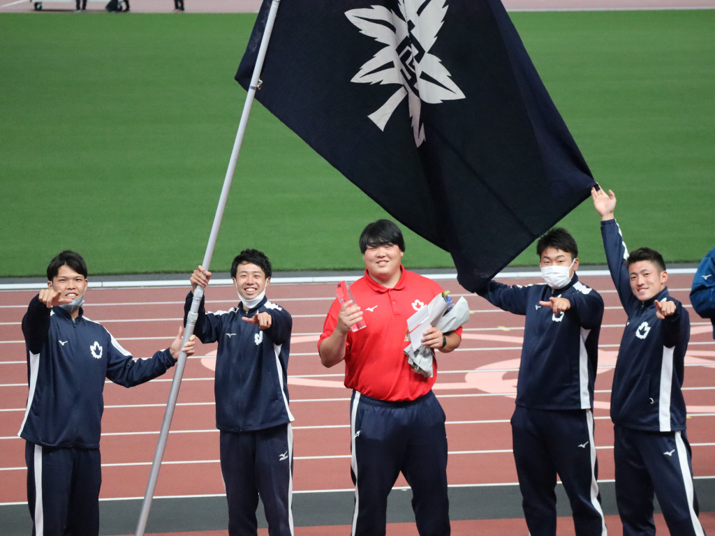 2種目を制し大会最優秀選手に選ばれた奥村選手（中央）