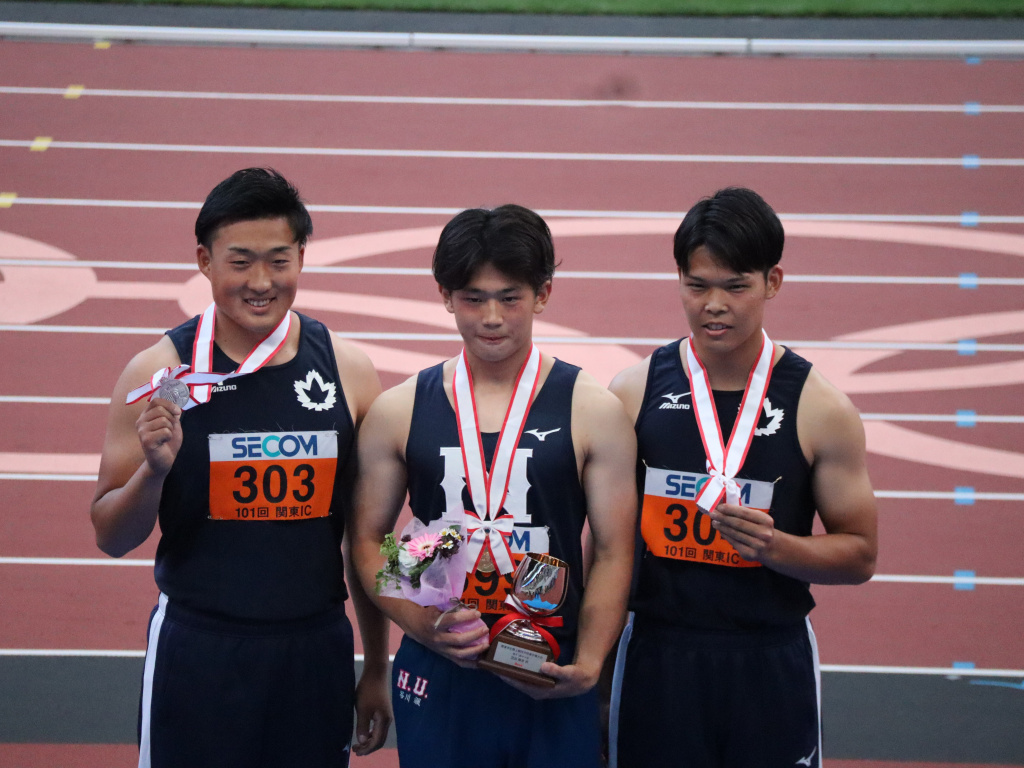 男子やり投で表彰台に上った2位中村選手（左）と3位久田選手（右）