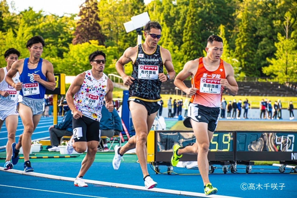 最終種目の1500ｍを走る右代選手