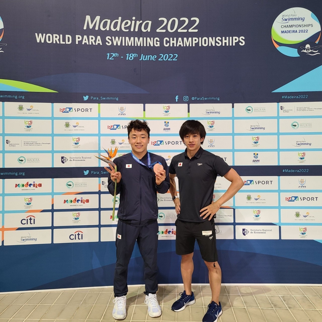 銅メダルを首にかけ喜びの表情を見せる齋藤選手と田中コーチ