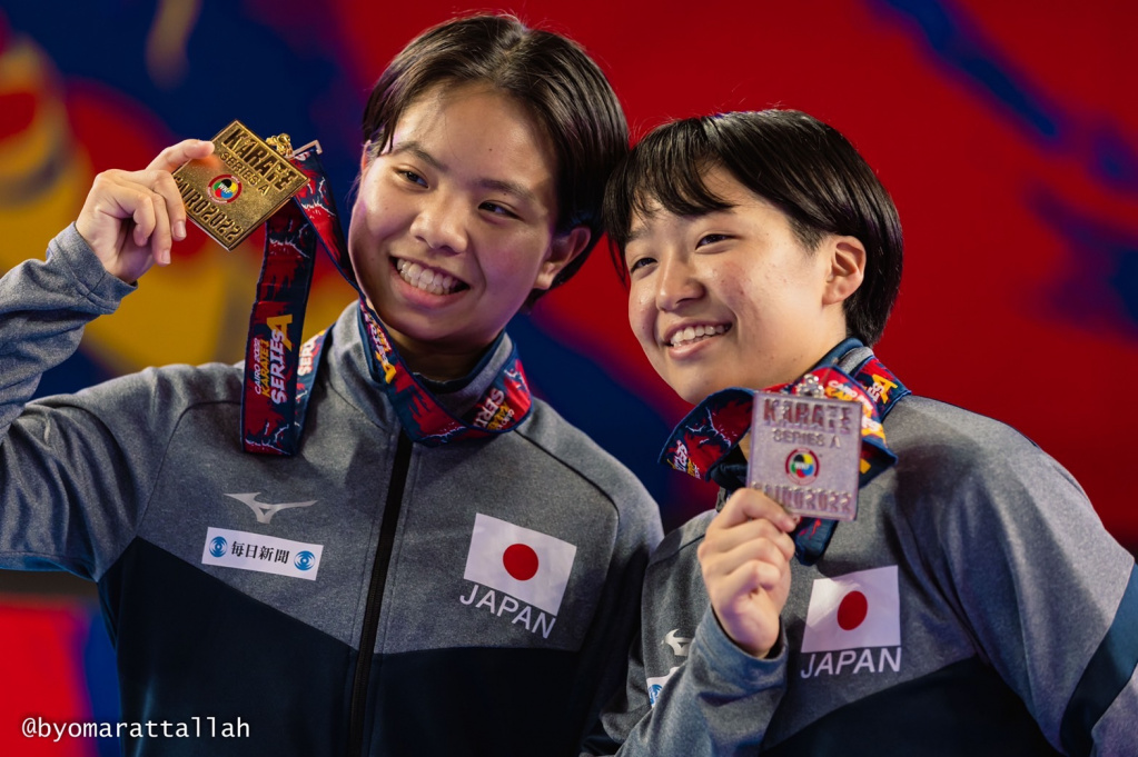 銀メダルを獲得し笑顔を見せる堤選手(右)