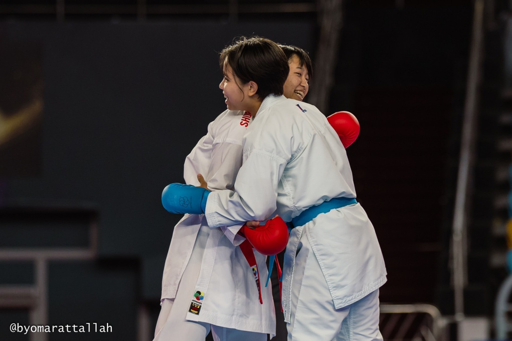 日本人対決となった決勝戦を戦い抜き互いの健闘をたたえ合う両者（堤選手左）