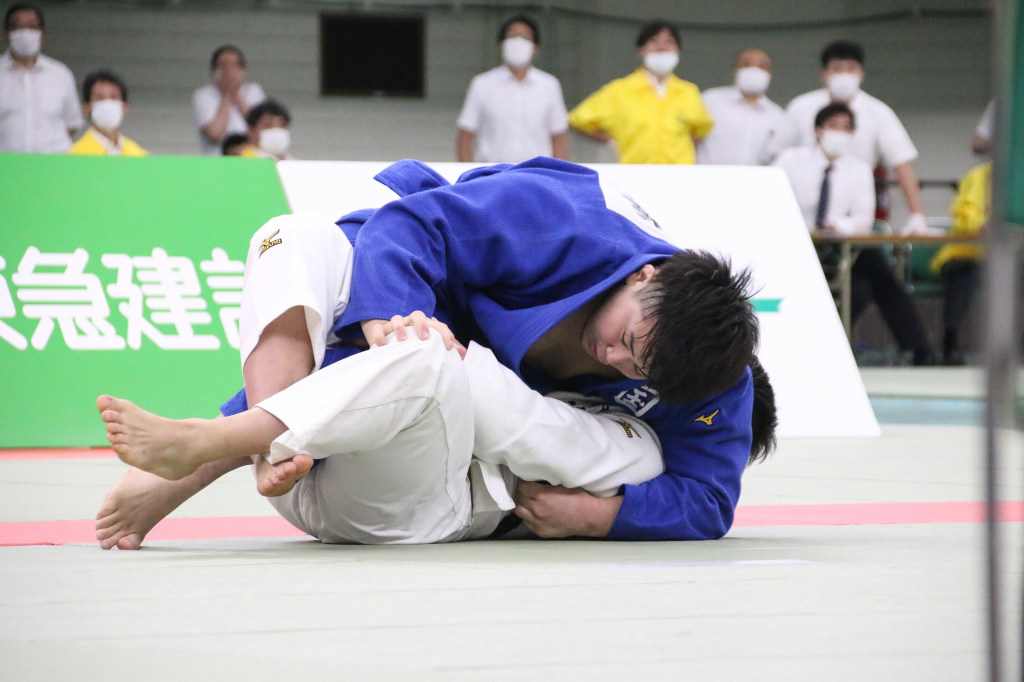 大将戦で技ありを奪う高橋選手